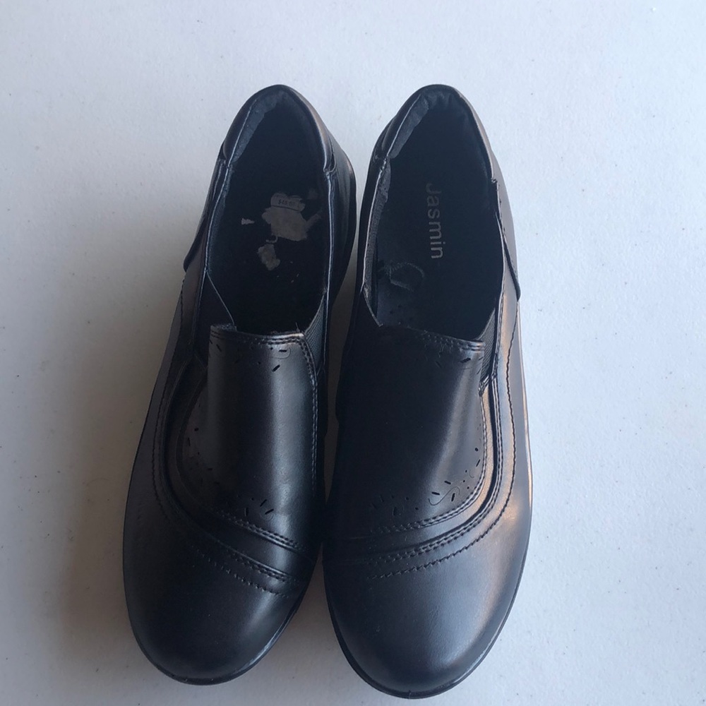 Black dressing shoes.